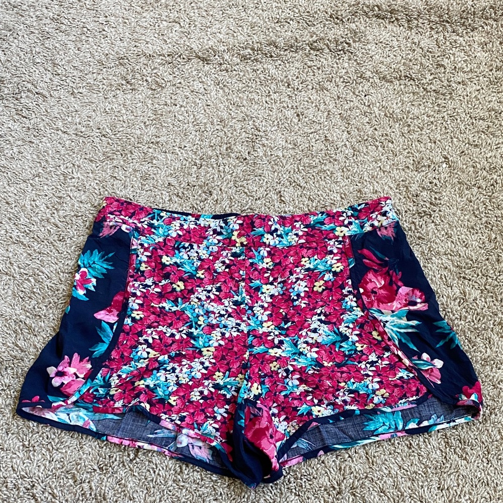 Flowy tropical floral print shorts